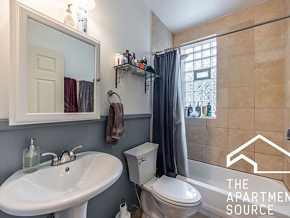 4th image of 1349 N Washtenaw Ave #1W