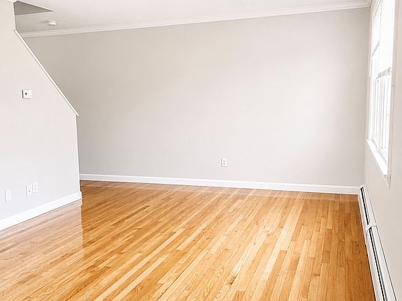5th image of 24 Hobart Ln #24