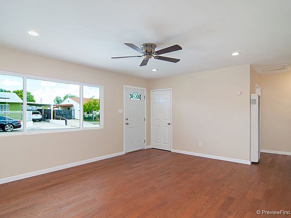 3rd image of 823 Glencoe Dr