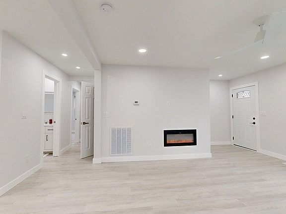 5th image of 110 Stokesland Ave