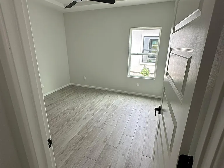 1409 S Xanthia St — Photo 8