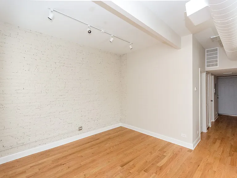 915 S Aberdeen St — Photo 6