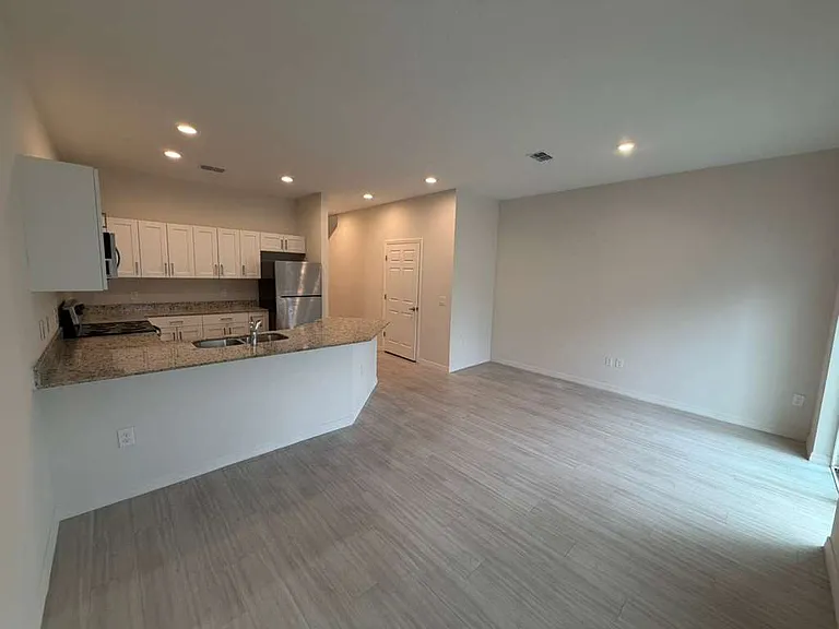 2124 Penny Ln — Photo 8