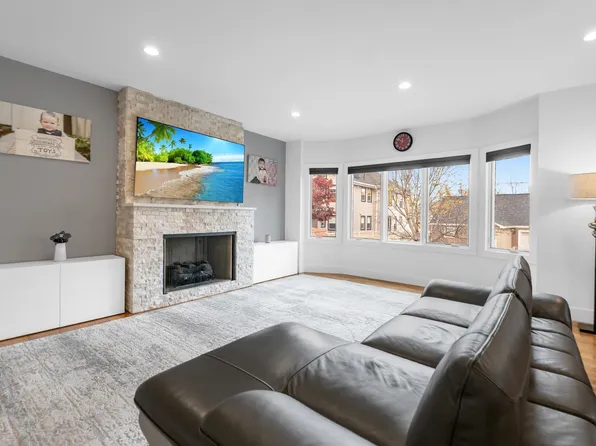 807 Edgewood Lane image 4 of 37