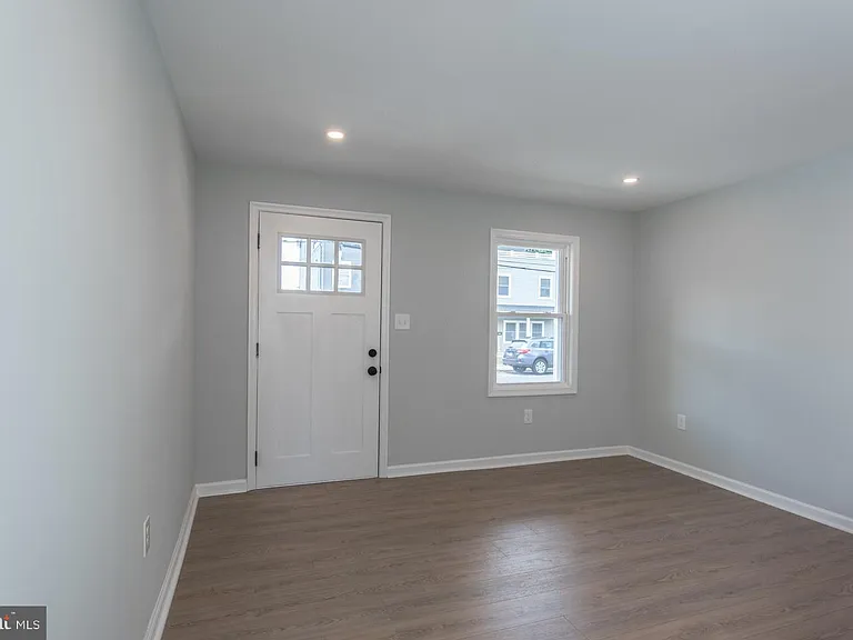 647 Spruce St — Photo 5