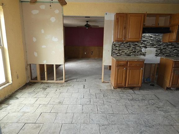 3rd image of 827 SE Lomond Ln