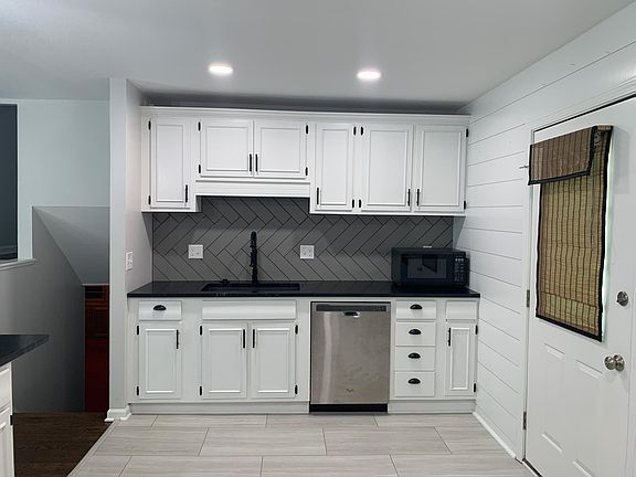 3rd image of 10014 Benson St