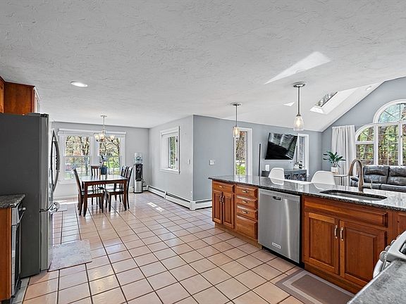 5th image of 18 Villanova Dr