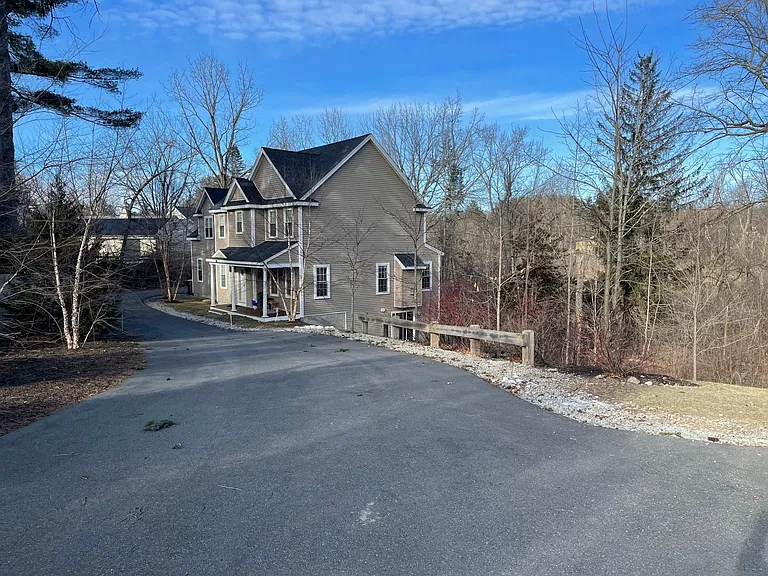 21 Pleasant St — Photo 4