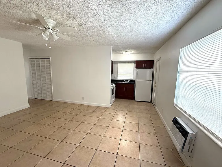 5224 NW 16th St #3 — Photo 2