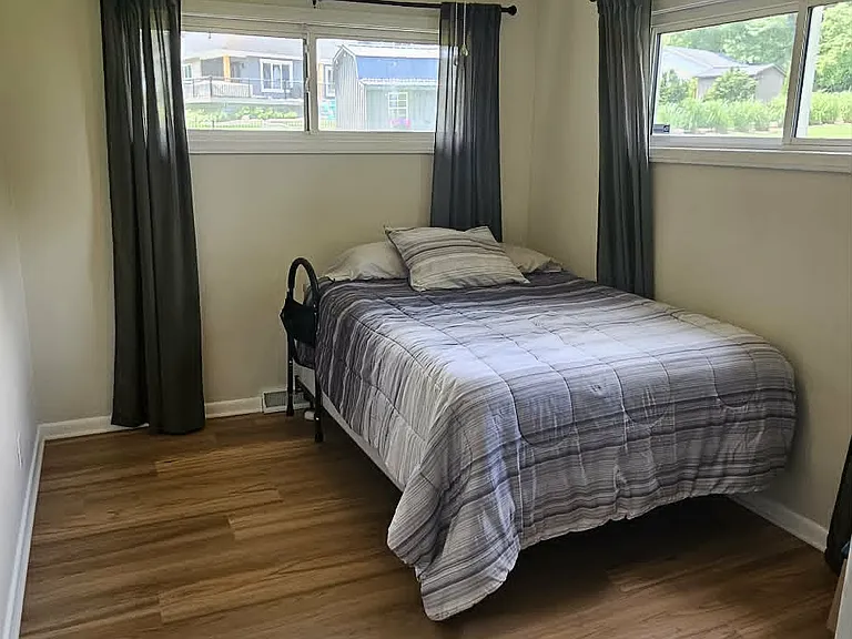 1074 Lakeshore Dr W — Photo 13