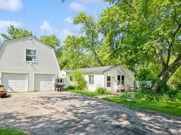 37899 N Dewey St, Spring Grove, IL 60081