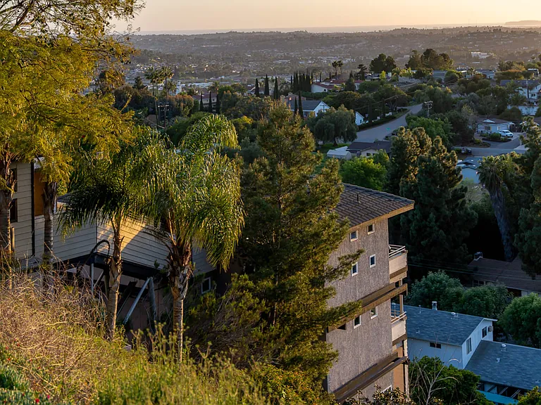 4350 Alta Mira Dr — Photo 32