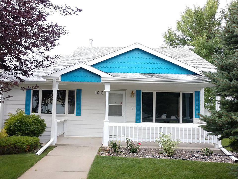 Front porch and front entry wiith no steps, wheel chair access