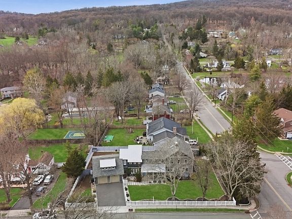 4th image of 48 Maple Ave