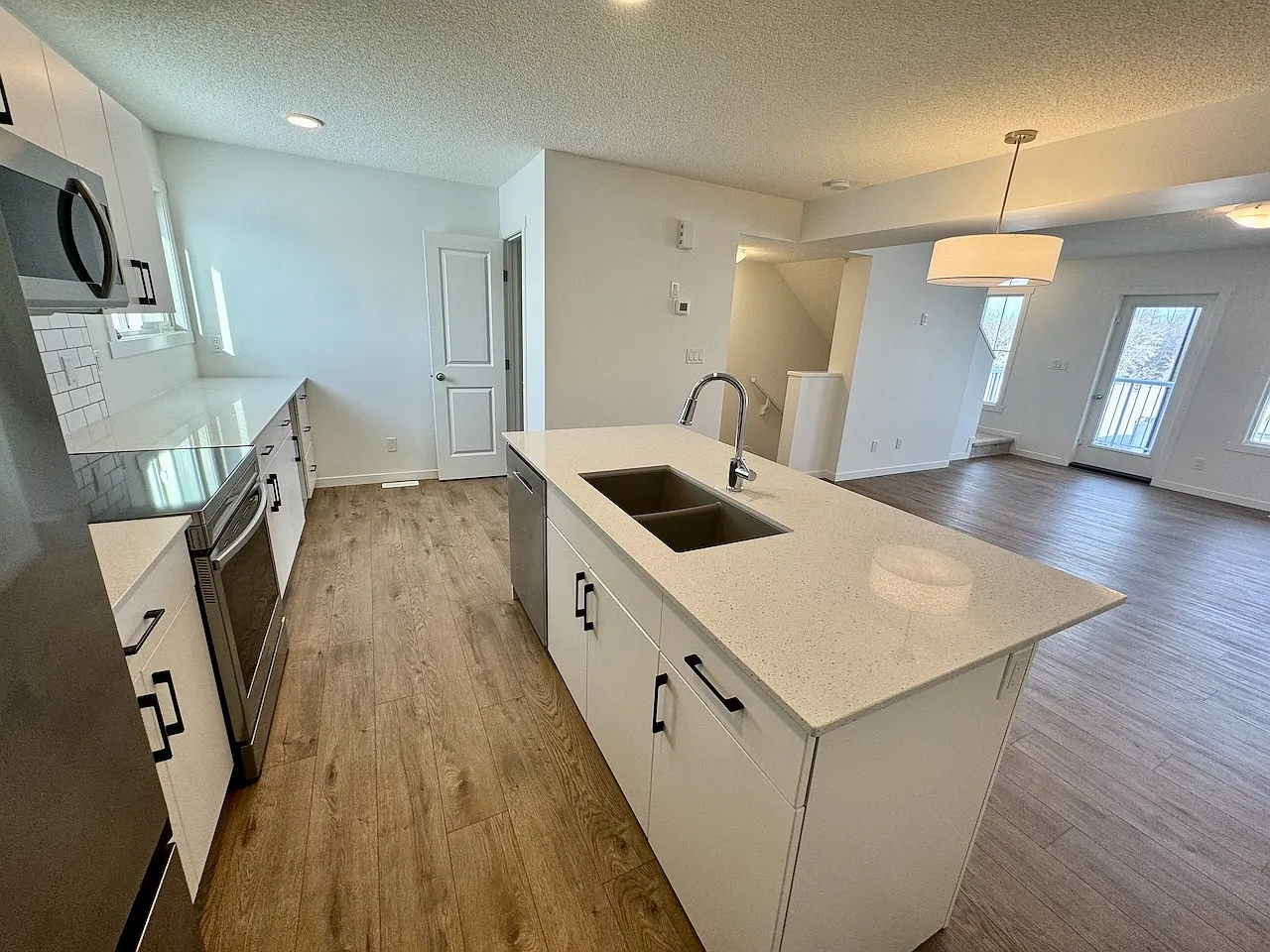 3 Bed 2.5 Bath Dbl Garage Townhouse Desrochers SW — Photo 4