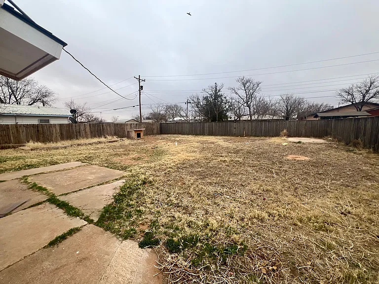 704 E Yucca Ln — Photo 10