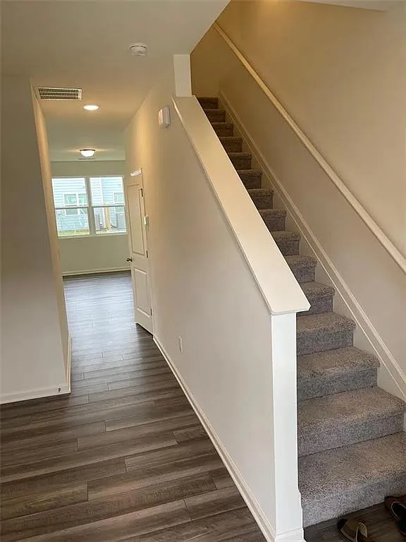 3 bed, 3.5 bath, 1421 sqft, $1,600 — Photo 3