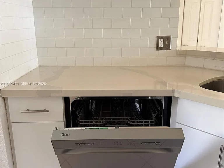 715 SW 148th Ave #611 — Photo 8
