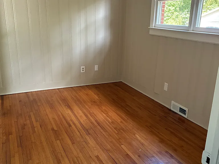 826 Mohigan St — Photo 11