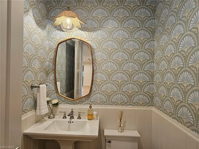 637 Palm Cir W — Photo 33