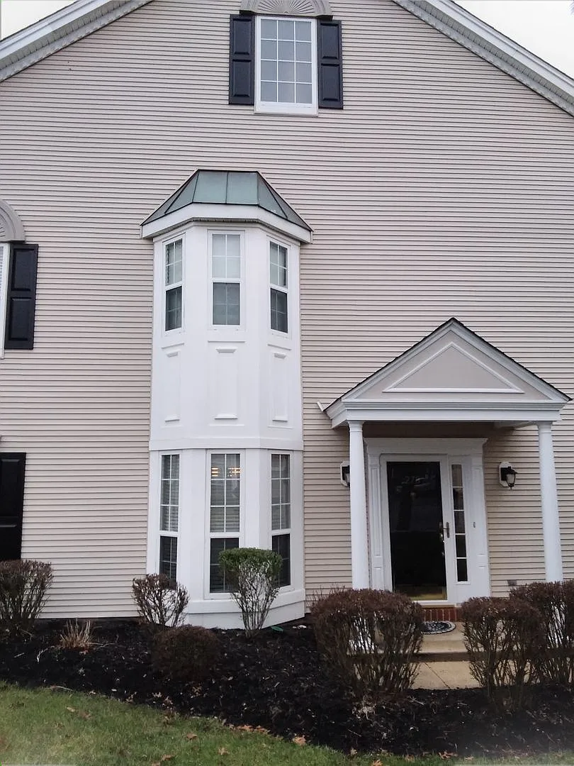 Beautifully upgraded Townhouse style condominium located in Hidden Meadows — Photo 2