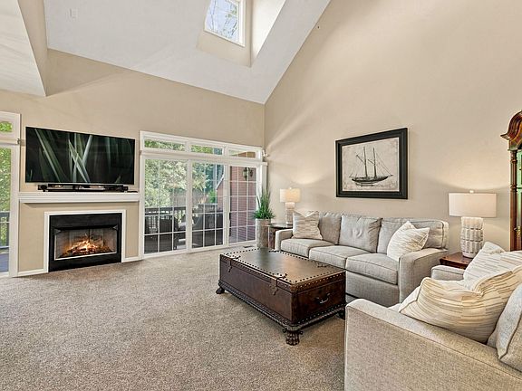 5th image of 55 Lakebreeze Ct