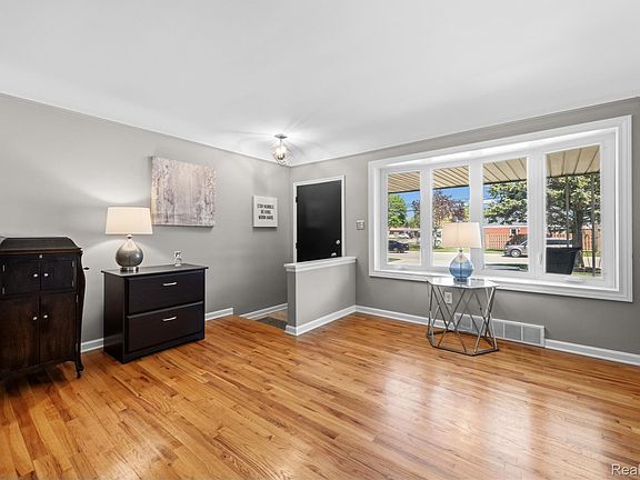 4th image of 3822 Martin Rd