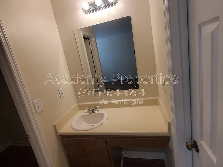 200 Sheraton Ct — Photo 8
