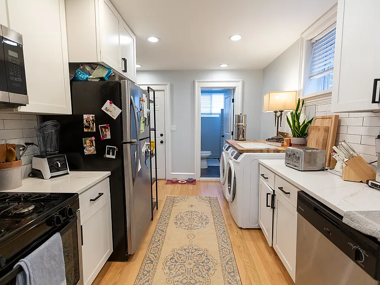 2043 W Moffat St #G — Photo 2