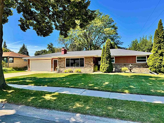3rd image of 1700 Chateau Dr