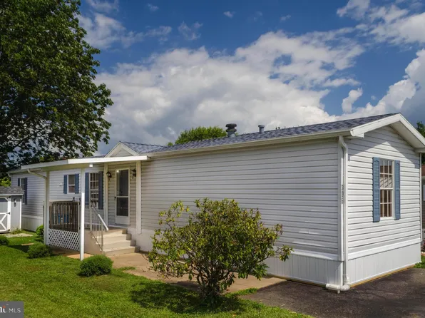 306 Blue Jay Dr, Red Lion, PA 17356