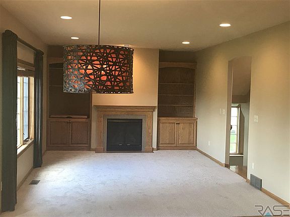 4th image of 708 W Victory Ln