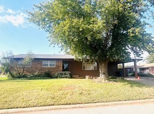 404 Chisholm Cir, Waukomis, OK 73773