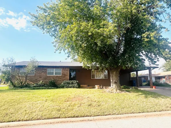 404 Chisholm Cir, Waukomis, OK 73773