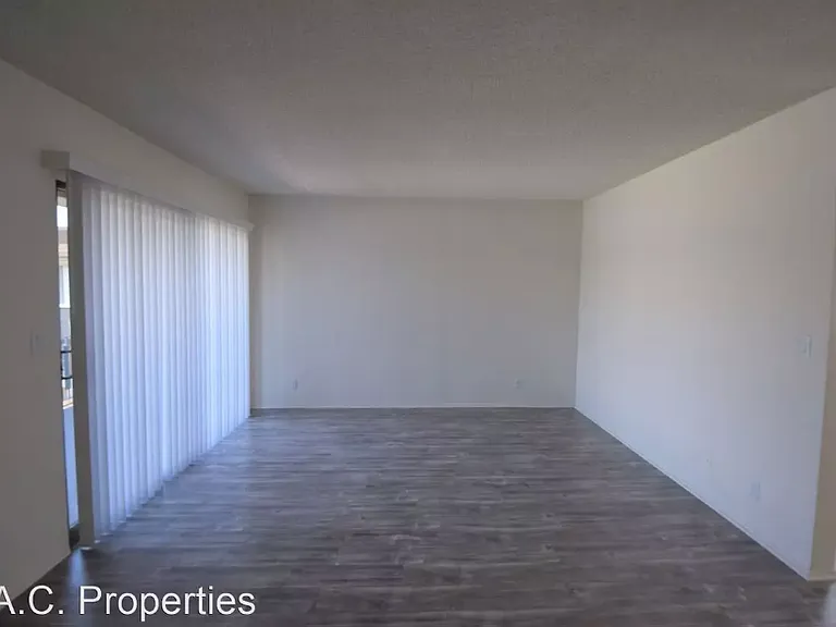 6464 Woodman — Photo 10