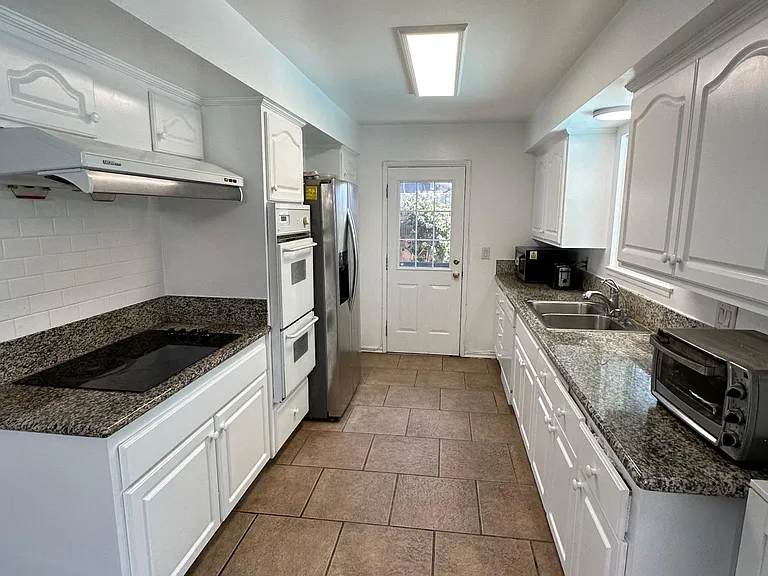15561 Primrose Ln — Photo 16