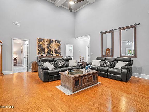 4th image of 921 Bishop Knoll Ln