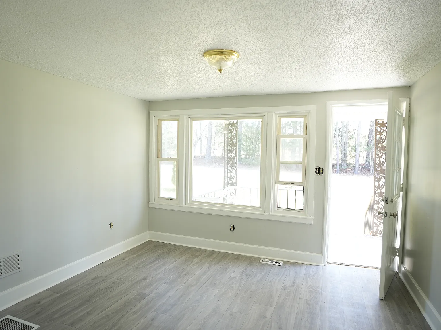 3 bed, 1200 sqft, $1,400 — Photo 2
