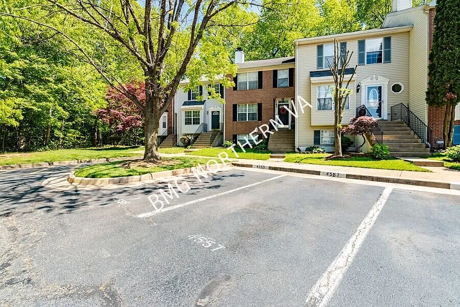 Charming 3BR/3.5BA Townhome With Private Deck in Cardinal Knolls — Photo 2