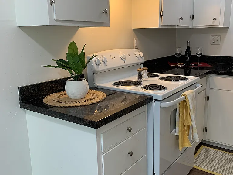 Del Prado Apts — Photo 13