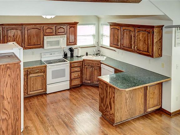 2nd image of 853 Woodland Dr