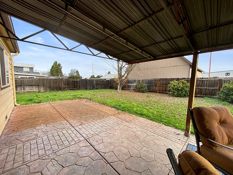 1302 Ross Ln N — Photo 32
