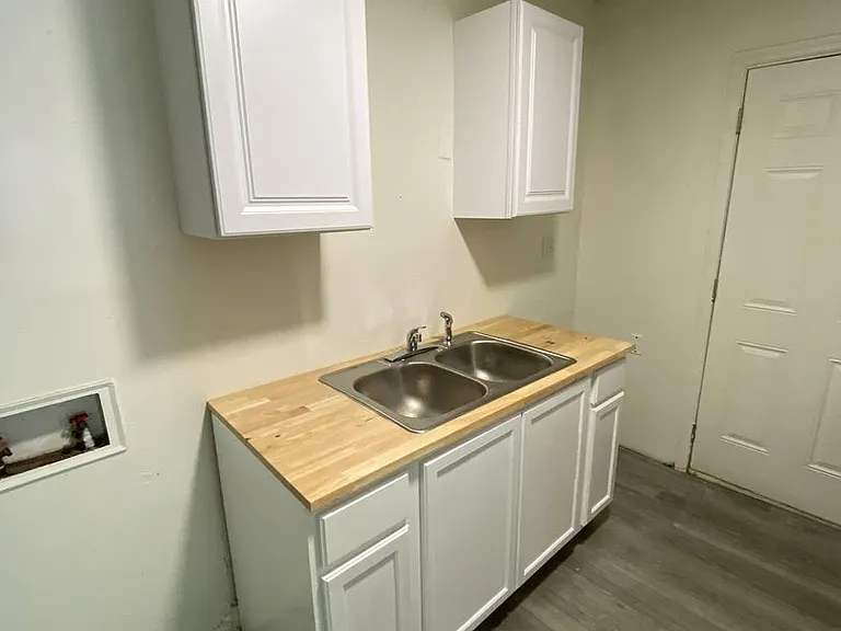 2201 & 2203 Gilbert St — Photo 3