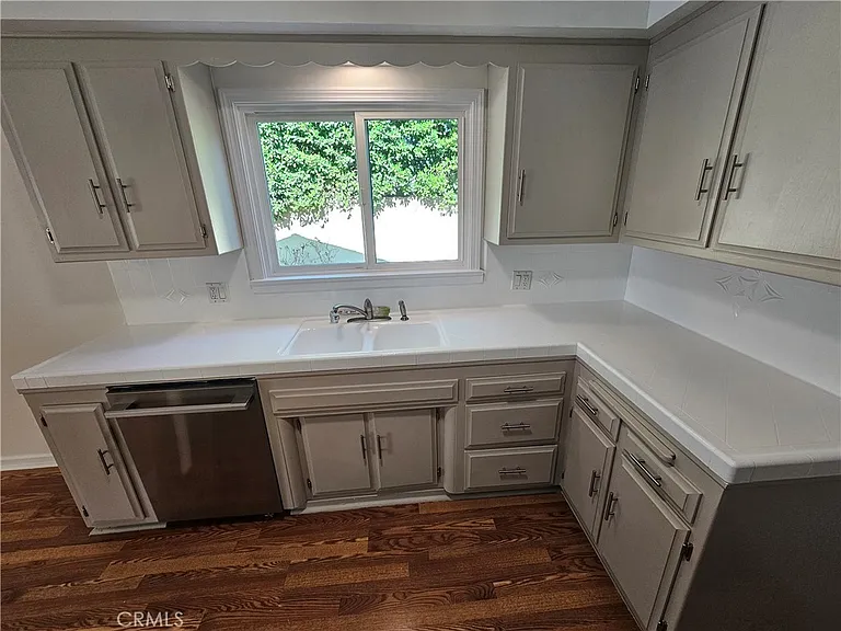 4642 Briggs Ave — Photo 8