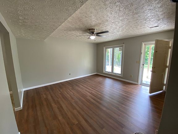 4th image of 131 Lake Dr APT 3