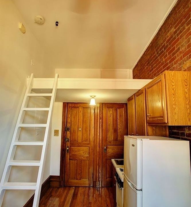 2nd image of 104 W 80th St APT 9
