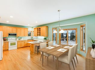 710 Cascade Dr, Chaska, MN 55318