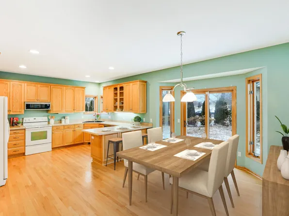 710 Cascade Dr, Chaska, MN 55318