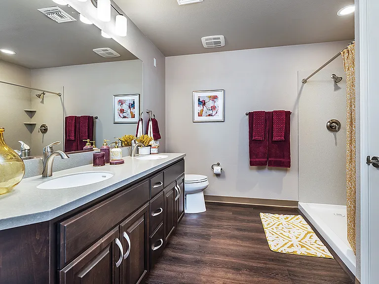 Canyon Oaks Luxury Apartments — Photo 32